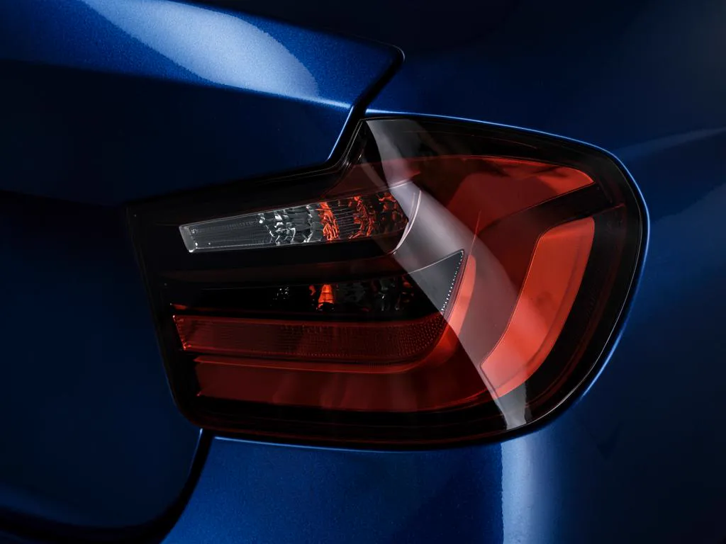 Fanale posteriore BMW Serie 3 oscurato con pellicola fumé scura — dopo