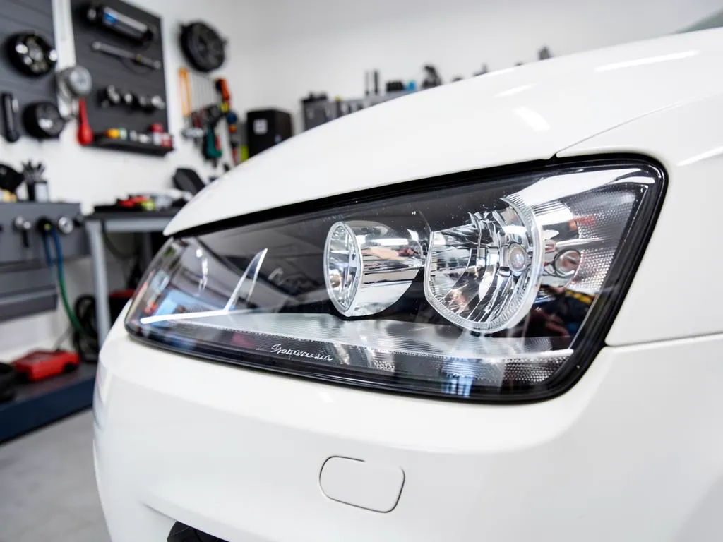 Faro anteriore Golf 8 con pellicola fumé leggera — prima